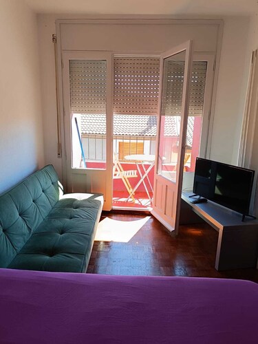 Bright and centrally located with views. Wifi and TV. Ski resorts nearby.