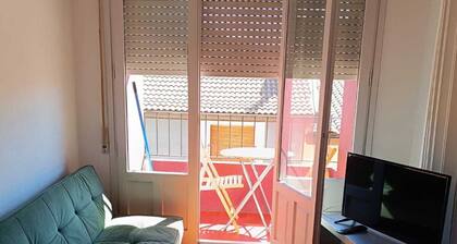 Bright and centrally located with views. Wifi and TV. Ski resorts nearby.