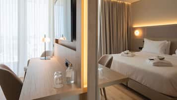 Ein Hotelzimmer mit Bett, Nachttisch und Schreibtisch mit Stuhl.