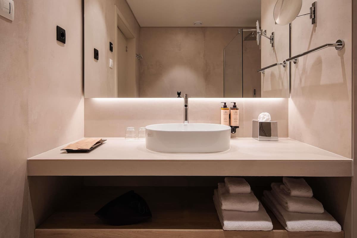 Minibar, blackout drapes, soundproofing, free WiFi