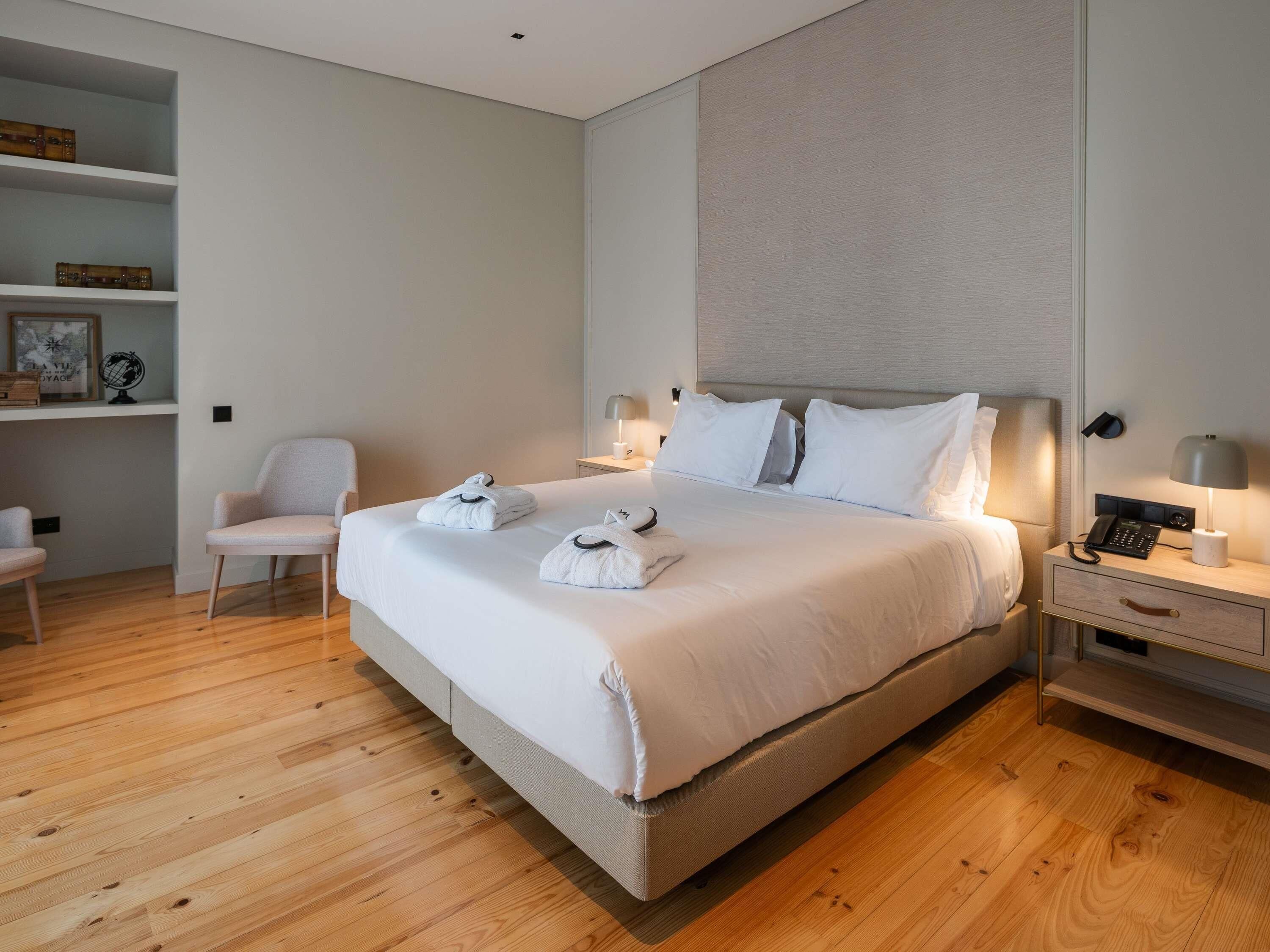 Suite, 1 dobbeltseng | Minibar, blendingsgardiner, lydisolert og wi-fi (inkludert)