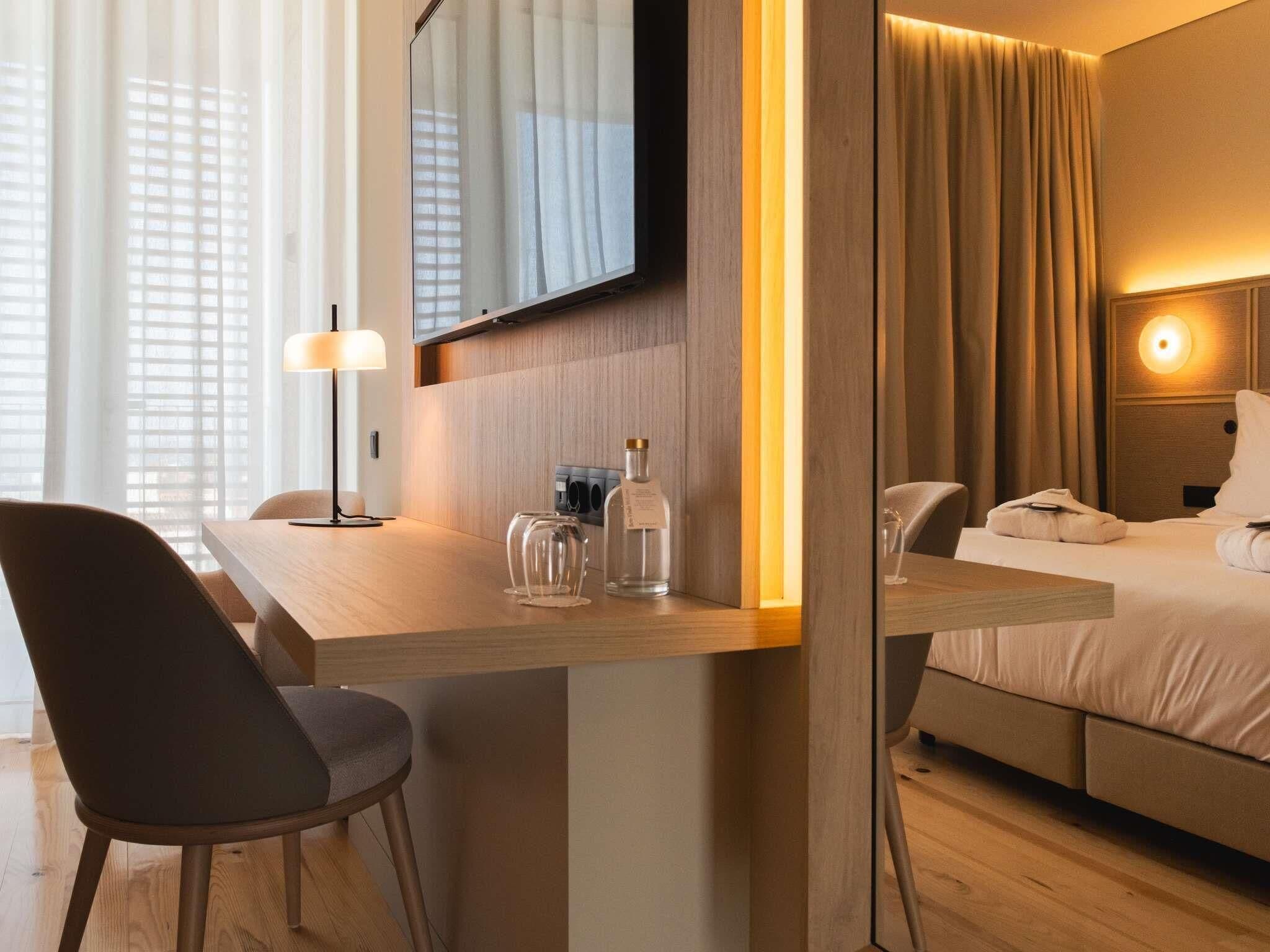 Minibar, blackout curtains, soundproofing, free WiFi