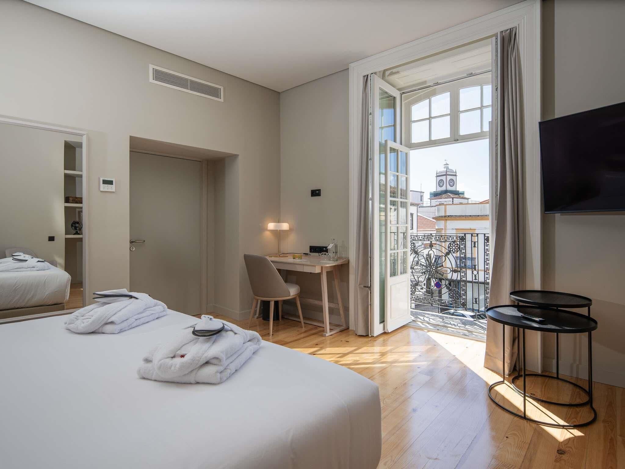 Suite, 1 Double Bed | Minibar, blackout drapes, soundproofing, WiFi (free)
