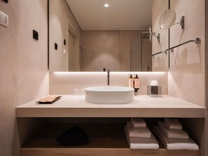 Minibar, cortinas blackout, sistema de insonorización y wifi gratis 