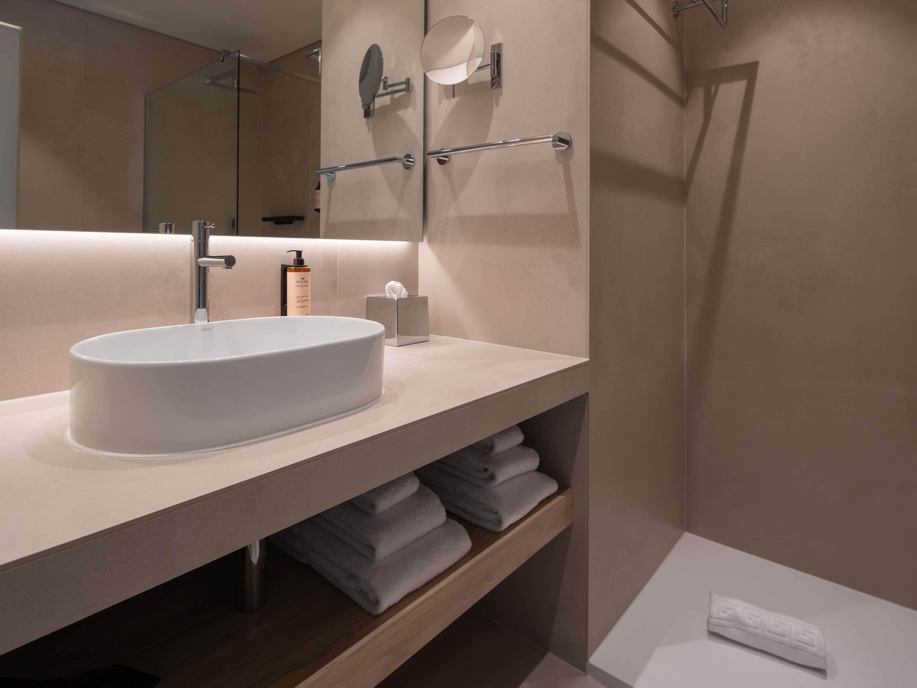 Minibar, blendingsgardiner, lydisolert og wi-fi (inkludert)