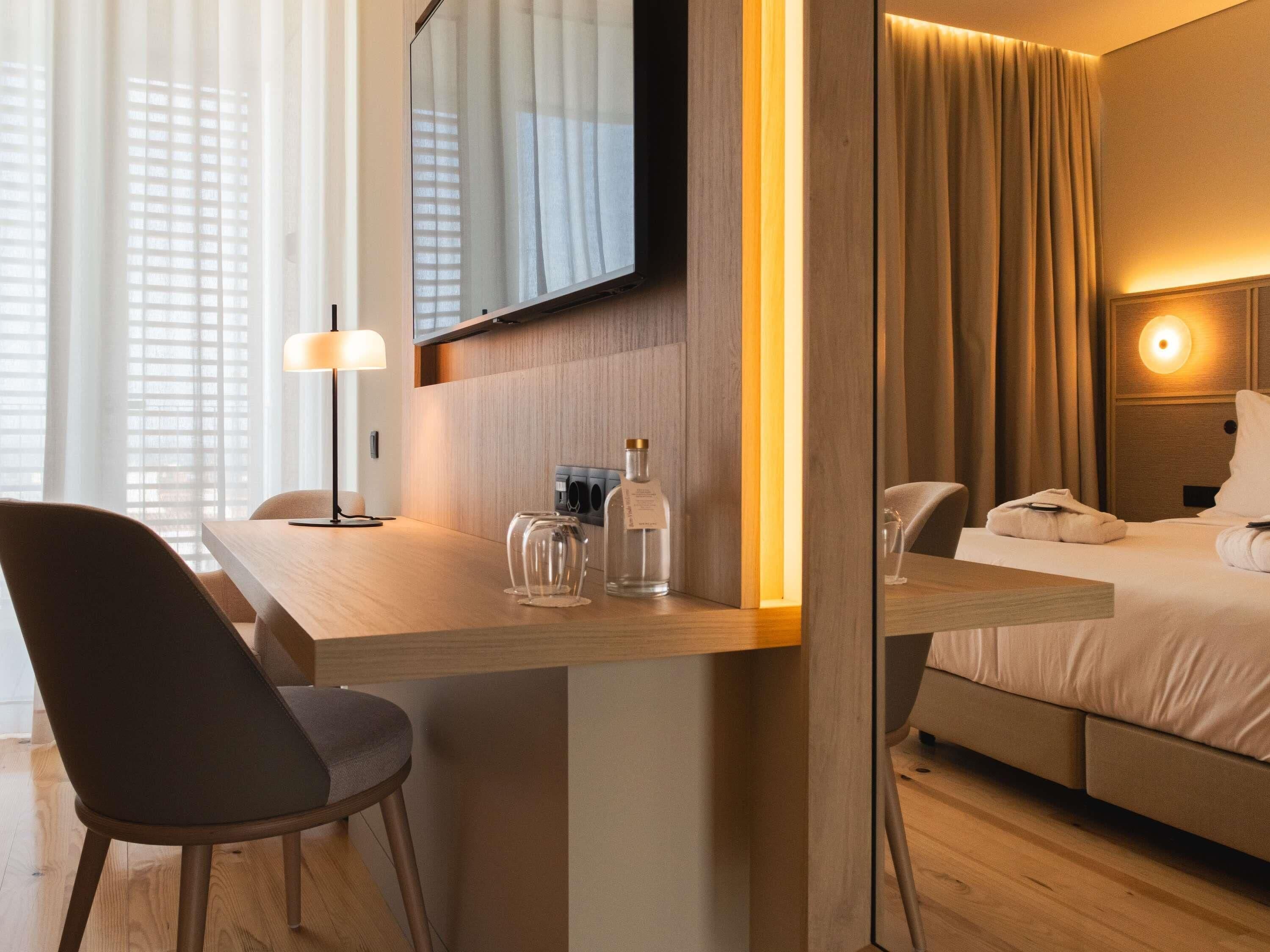 Minibar, cortinas blackout, sistema de insonorización y wifi gratis 