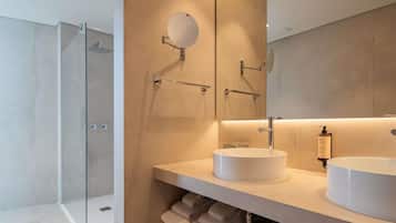 Superior Room | Minibar, blackout drapes, soundproofing, free WiFi