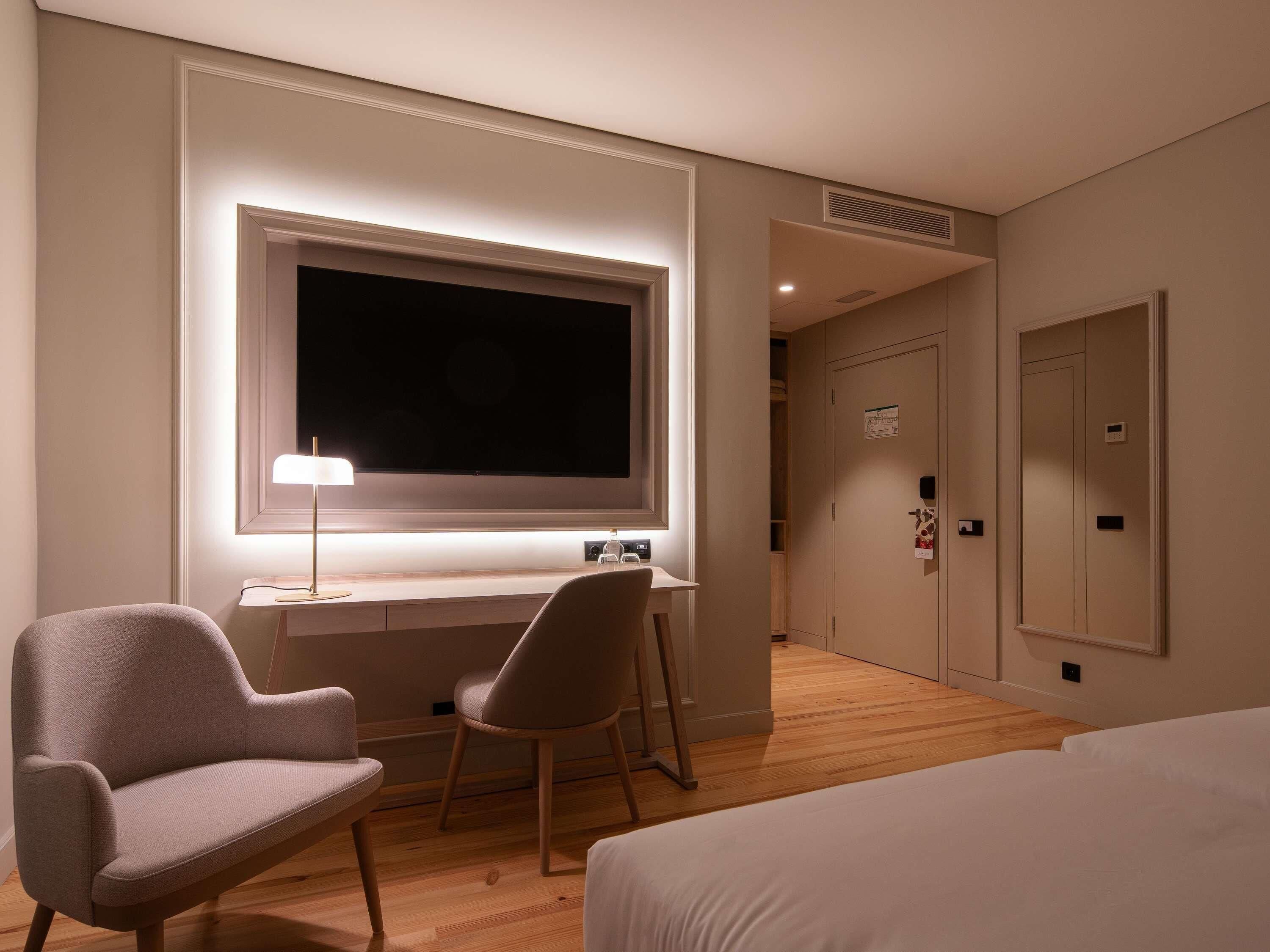 Minibar, blendingsgardiner, lydisolert og wi-fi (inkludert)