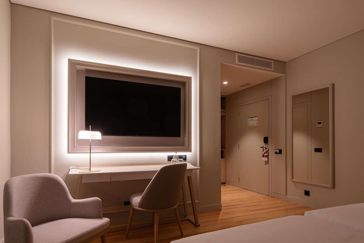 Minibar, blackout drapes, soundproofing, WiFi (free)