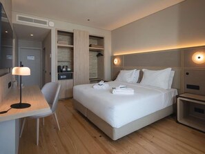 A hotel room with a bed, bedside tables, a desk, and a chair. - Mercure Ponta Delgada Azores (Ponta Delgada)