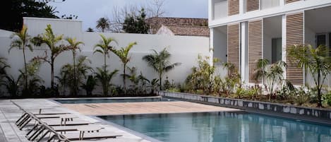 Inomhuspool och utomhuspool
