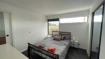 2 bedrooms, desk, WiFi, bed sheets