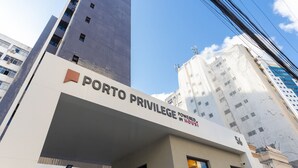 Un edificio con un letrero que dice 'PORTO PRIVILEGE POWERED BY HOUSTON'.