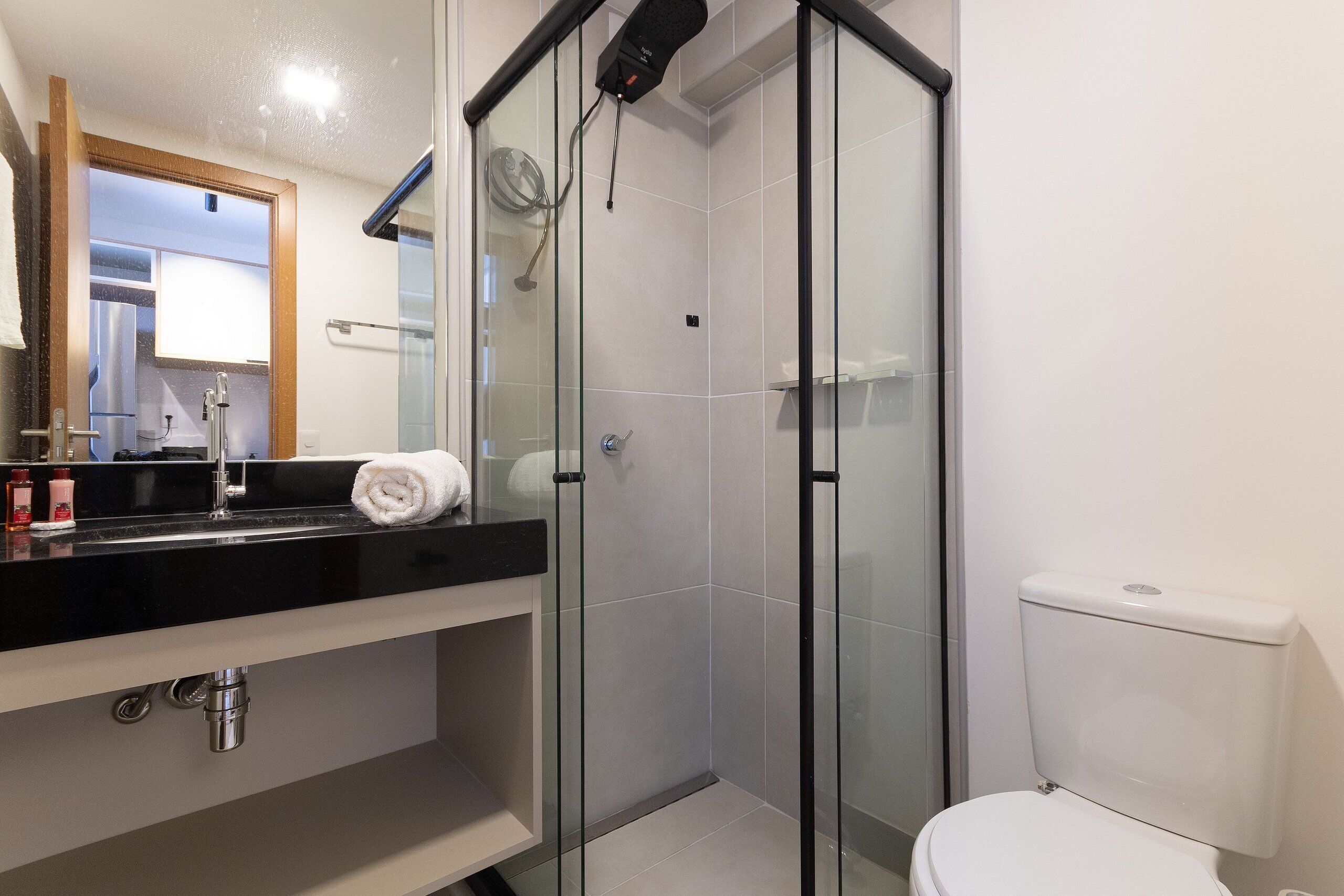 تجهيزات دش، مناشف، ورق حمّام