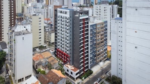 A high-rise building with multiple floors, balconies, and a rooftop terrace. - Porto Privilege Housi by Carpediem (Salvador)