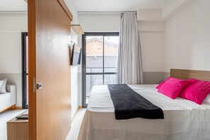 Deluxe Double Room | Individually decorated, individually furnished, desk, laptop workspace - Porto Privilege Housi by Carpediem (Salvador)