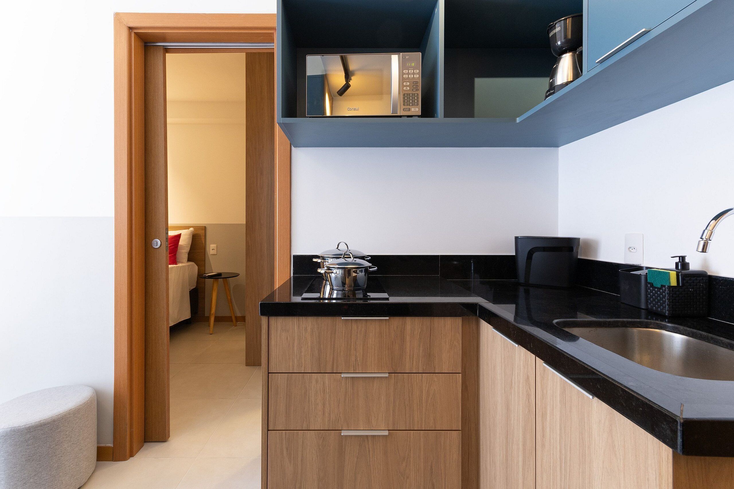 Una cocina moderna con microondas, estufa y lavaplatos.
