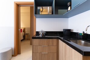Una cocina moderna con microondas, estufa y lavaplatos.