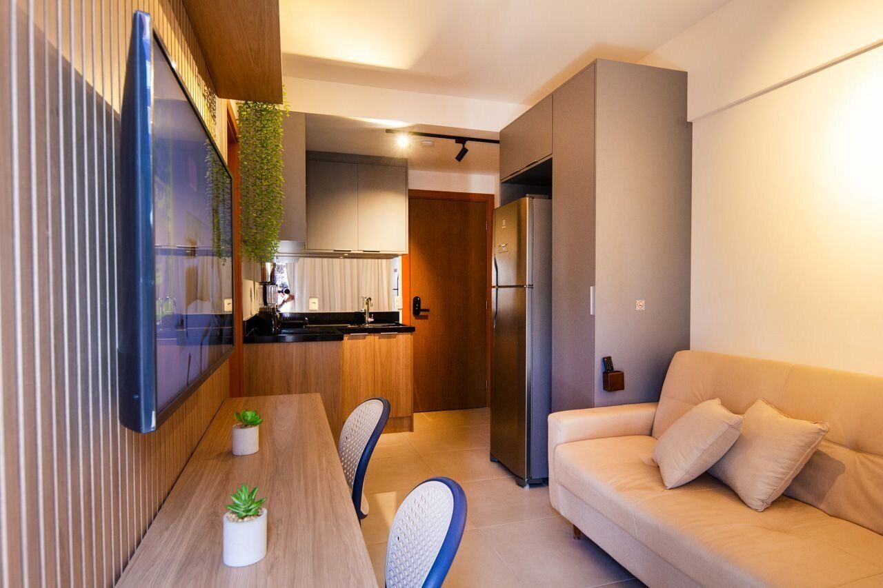 Habitación triple | Área de sala de estar | Smart TV de 32 pulgadas con canales digitales 