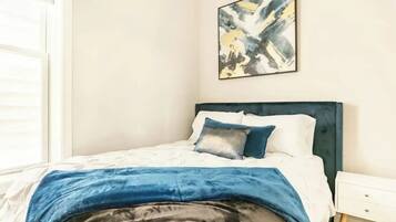 2 bedrooms, desk, iron/ironing board, WiFi