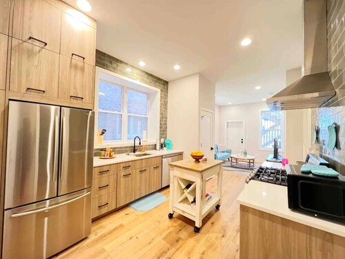 Chic 2-bedroom condo in fabulous Chicago with WiFi, AC