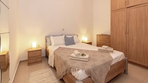 Une chambre à coucher avec un lit, des tables de chevet, une armoire et un tapis.