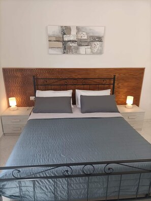 1 habitación, tabla de planchar con plancha y cuna de viaje 