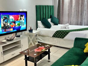 Superior Room, Balcony, City View | Individually furnished, desk, laptop workspace, soundproofing - Mowetu Guest House (Cape Town)