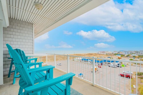 4BR Waterfront Penthouse Pool Views