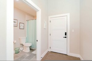 Apartment | Bathroom - The Speakeasy Downtown Newport News (Newport News)