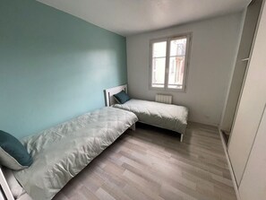 2 室のベッドルーム、アイロン / アイロン台、WiFi、ベッドシーツ