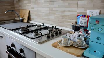 Micro-ondes, four, plaque de cuisson