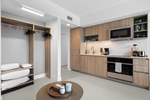 Fridge, microwave, oven, stovetop - FREE Parking | Downtown Studio W City Views (Miami)