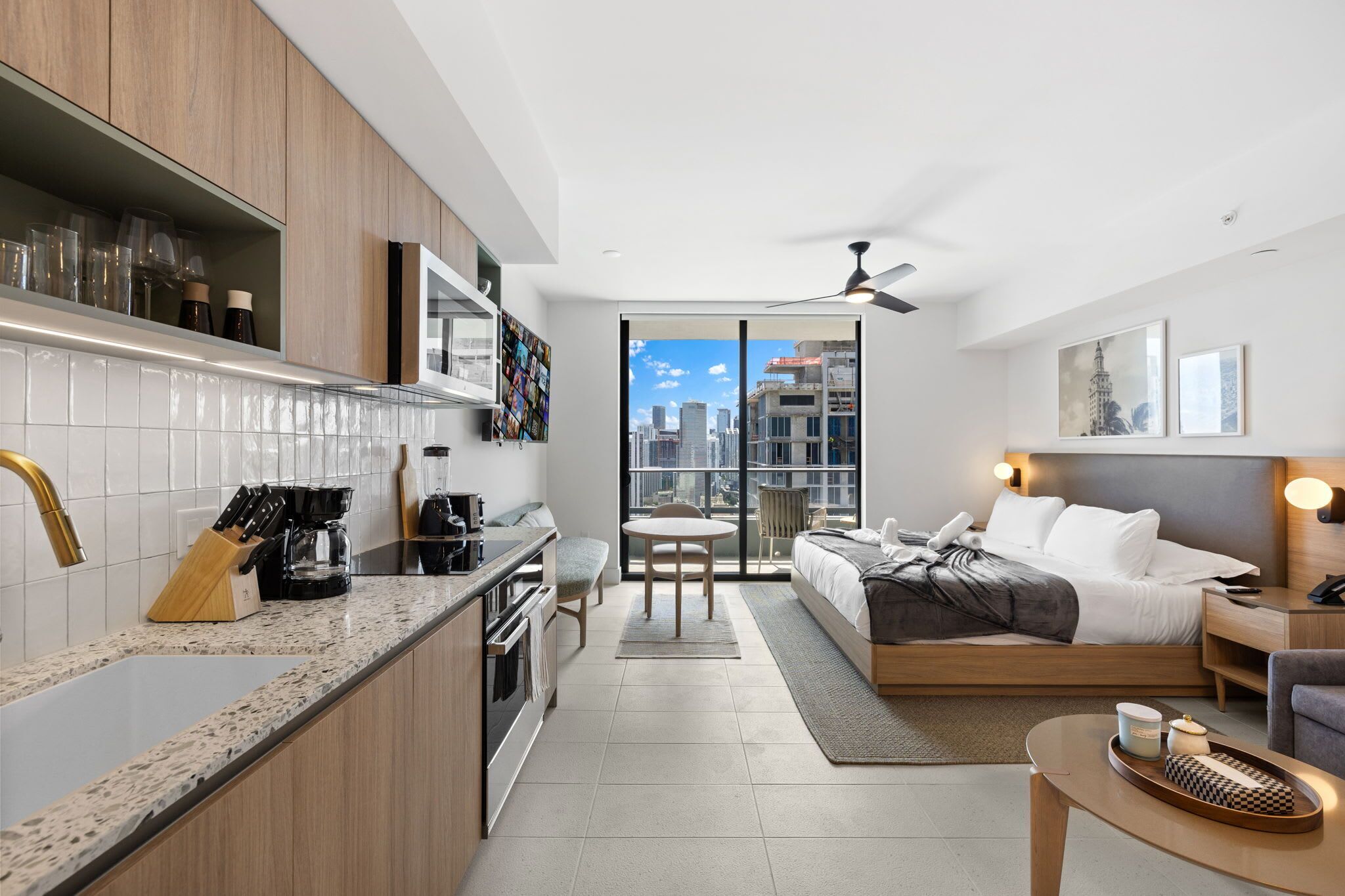 Tabla de planchar con plancha, wifi, ropa de cama