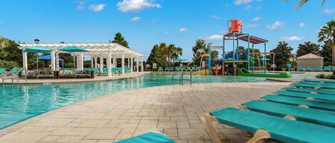 Una piscina al aire libre, una piscina climatizada