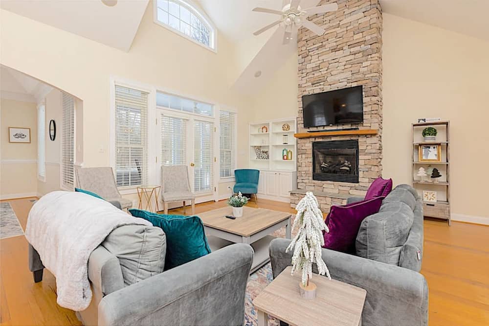 Stoney Creek Cottage Wintergreen w EV Charger