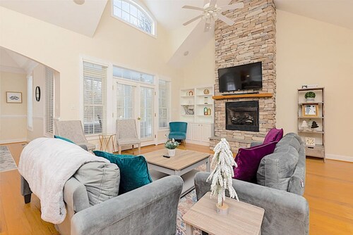 Stoney Creek Cottage Wintergreen w EV Charger