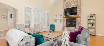 Stoney Creek Cottage Wintergreen w EV Charger