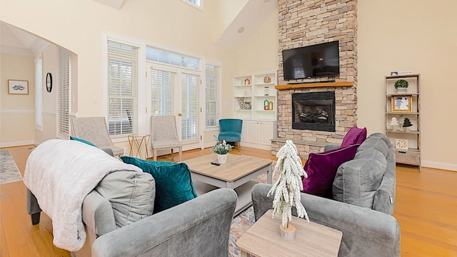 Stoney Creek Cottage Wintergreen w EV Charger