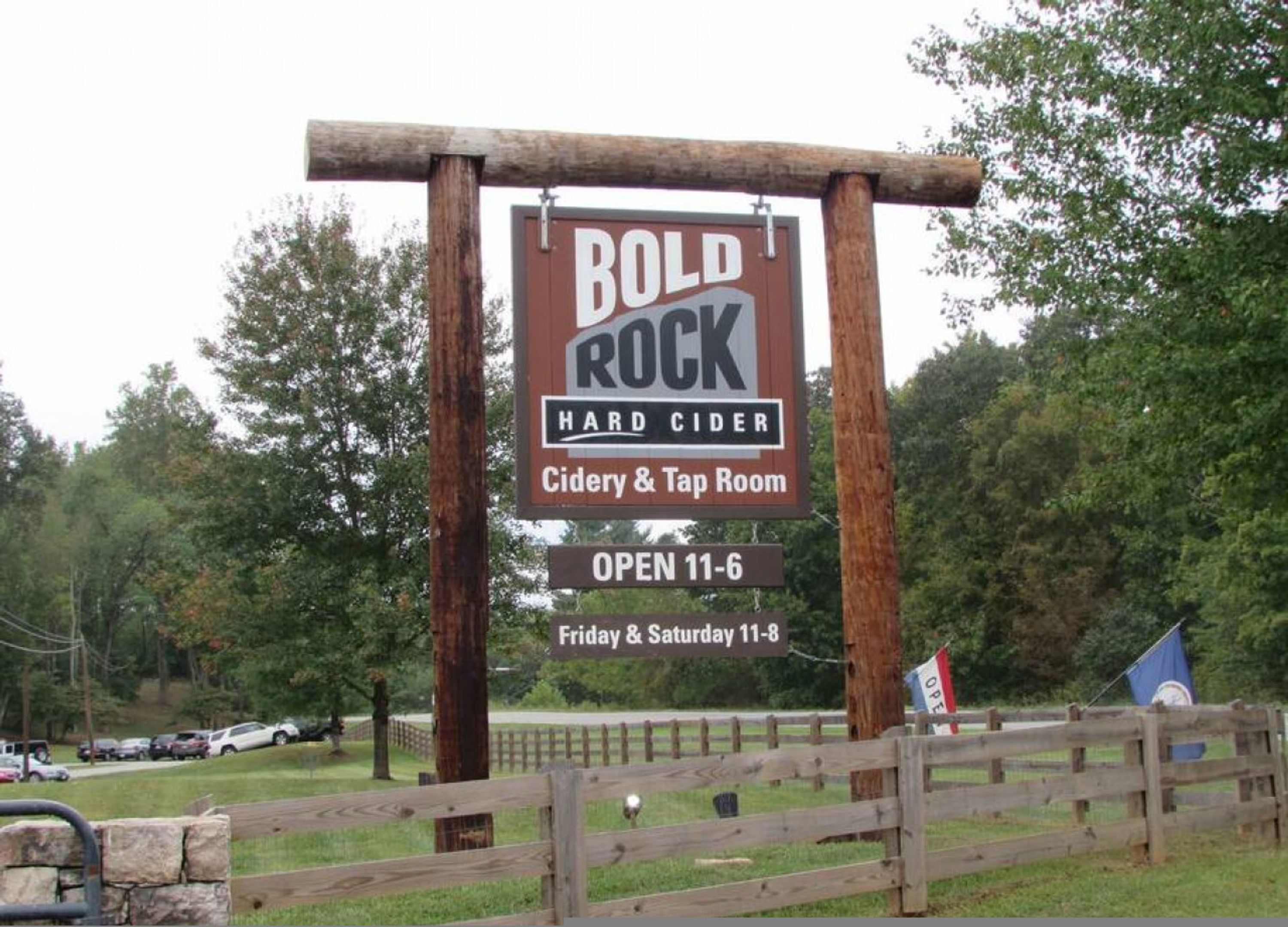 Señal de Bold Rock Hard Cider, con fábrica de sidra y salón de grifos, abierto de 11 a 18 horas los días de semana y de 11 a 20 horas los viernes y sábados.