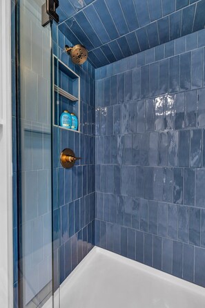 Douche, sèche-cheveux, serviettes fournies, savon