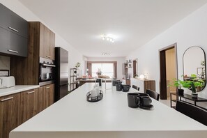 Microondas, horno, lavavajillas, cafetera/tetera