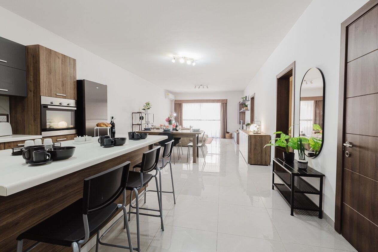 Microwave, oven, dishwasher, coffee/tea maker