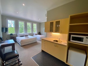 Deluxe Triple Room | Desk, blackout drapes, free WiFi, bed sheets - Teschemakers Resort (Teschemakers)