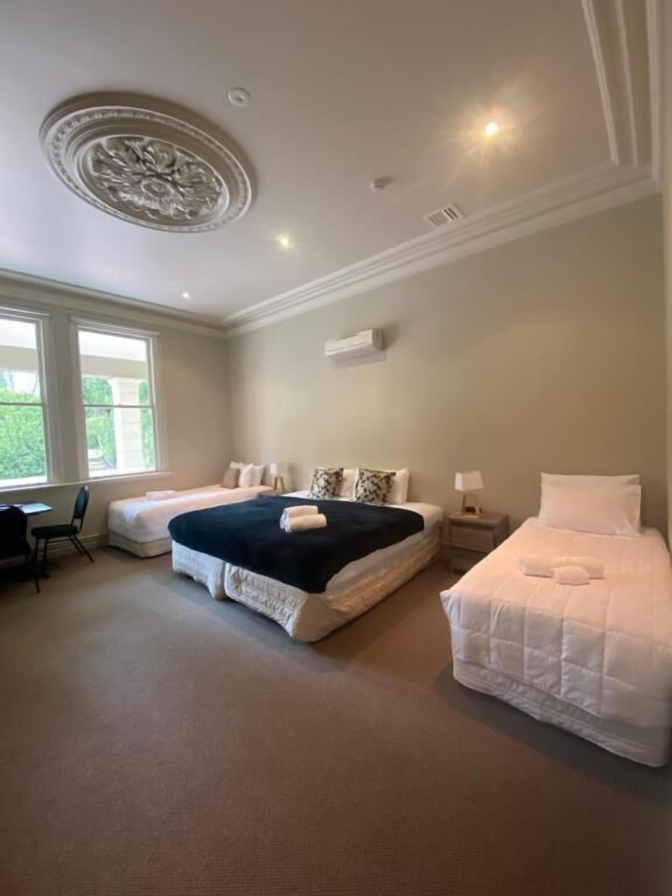 Skrivebord, blendingsgardiner, wi-fi (inkludert) og sengetøy