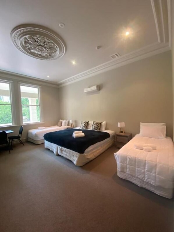 مكتب وستائر تعتيم وواي فاي مجانًا وملاءات أسرّة