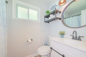 House | Bathroom - Buckroe Bungalow Buckroe Bungalow Escape to the Beach 2mins Away (Hampton)