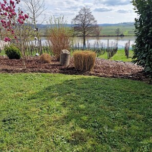 Property grounds - Villa Ferres Beautiful vacation apartment with garden and Moselle view. Pet friendly! (Piesport)