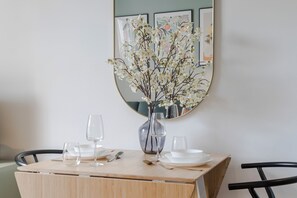 Dining - Charming 1-bedroom apartment in beautiful Broadway Market with WiFi (London)