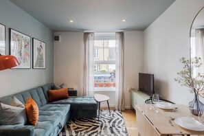 Living area - Charming 1-bedroom apartment in beautiful Broadway Market with WiFi (London)